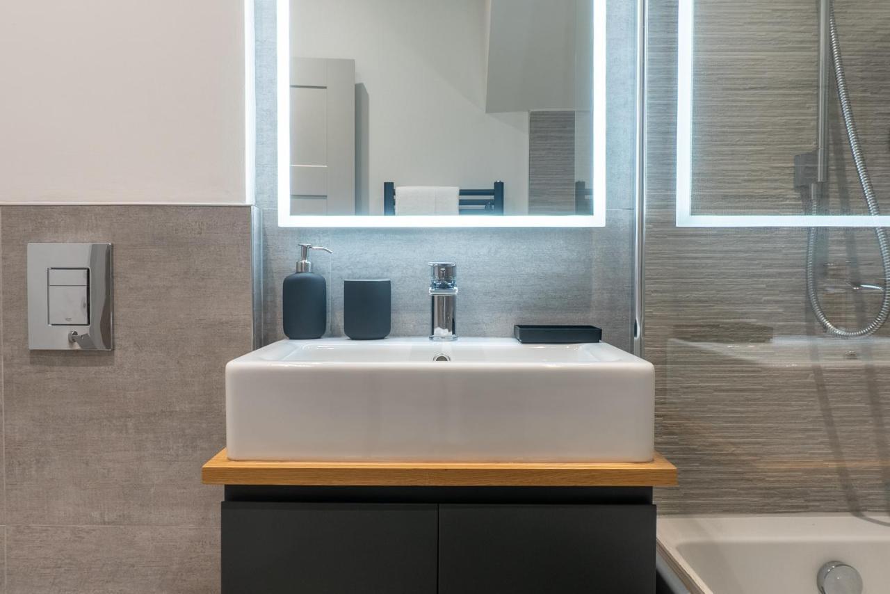 Spring Mount Huge Luxury Full Apartment- Harrogate Centre-Two Extremely Comfy Kingsize Bedrooms-Fully Equipped Modern Kitchen-Cosy Living Room With Huge Tv Zewnętrze zdjęcie