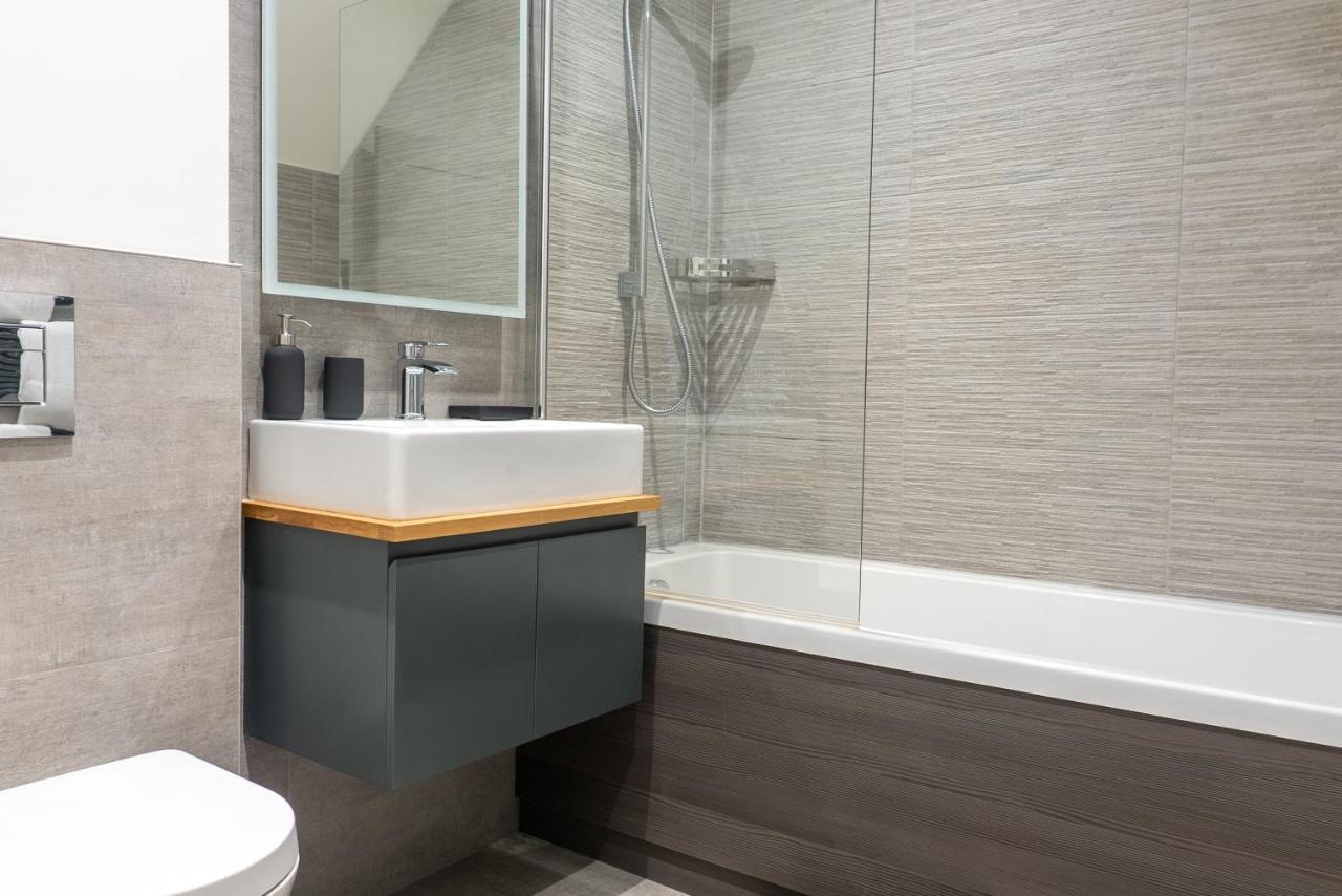Spring Mount Huge Luxury Full Apartment- Harrogate Centre-Two Extremely Comfy Kingsize Bedrooms-Fully Equipped Modern Kitchen-Cosy Living Room With Huge Tv Zewnętrze zdjęcie